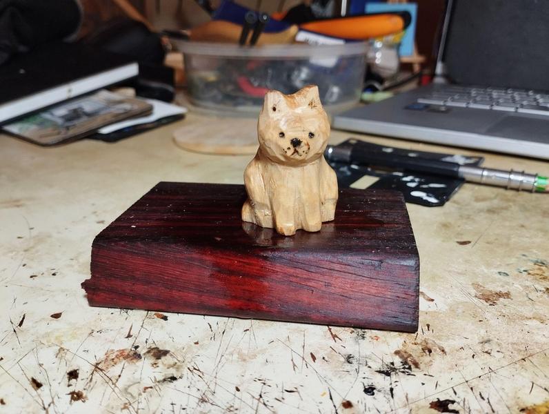 Une sculpture de chat en bois