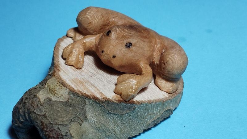 Une grenouille en bois