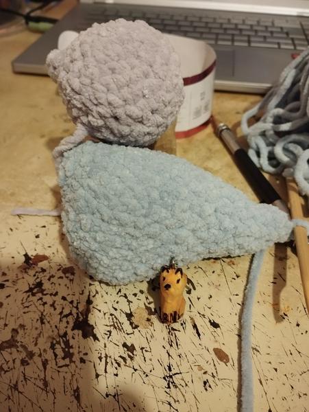 Amigurumi en cours. Une tête d'oiseau violette et un corps bleu pâle 