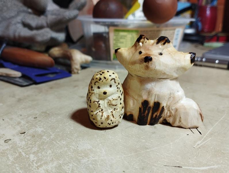 Sculptures en bois d'un hérisson et d'un renard 