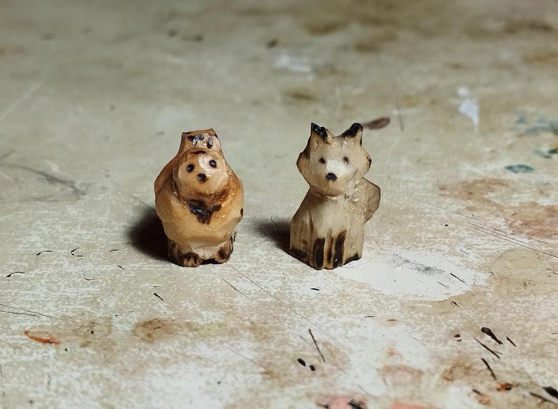 Une poule et un renard en bois