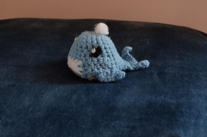 Une baleine au crochet, vue de profil 