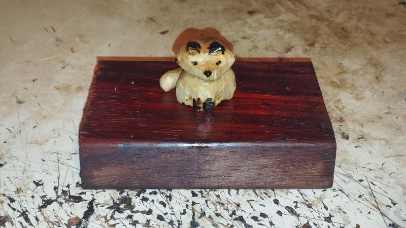 Un renard en bois, avec les détails noircis