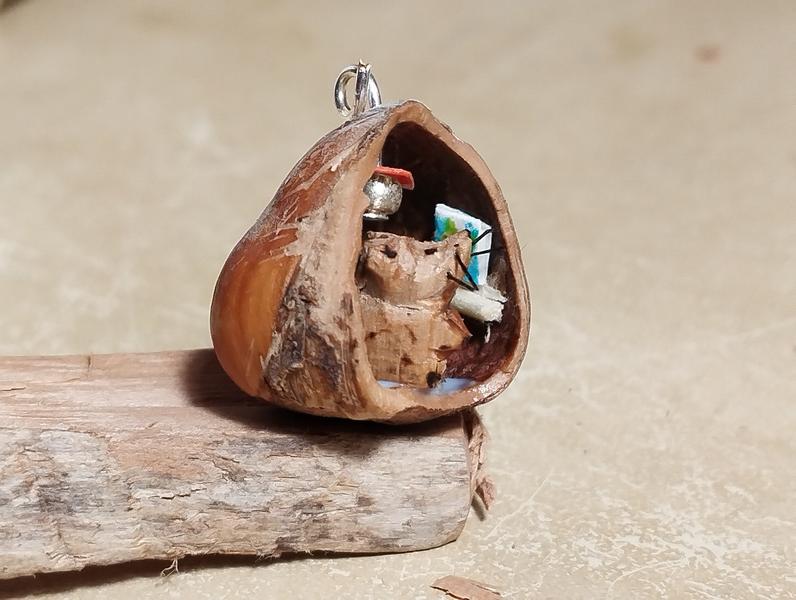 Gros plan sur la souris dans la noisette 
