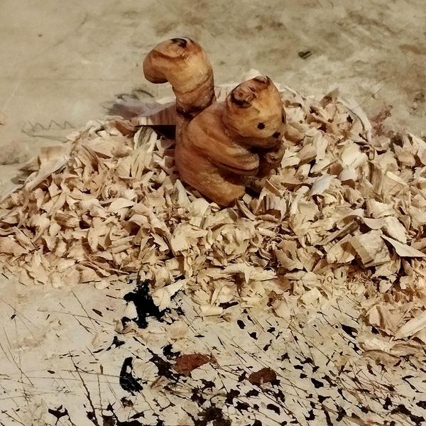 Un écureuil en bois sur un lit de copeaux