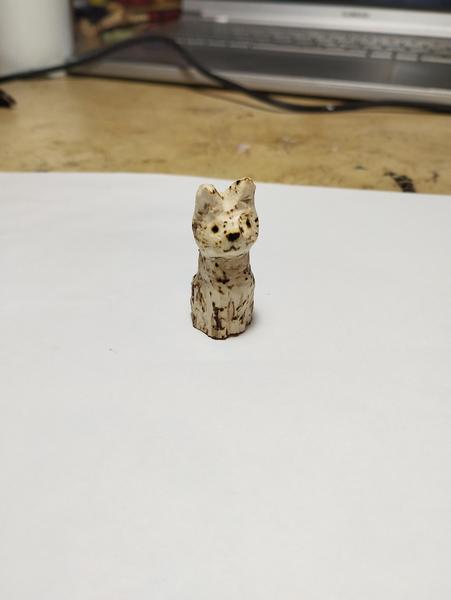 Sculpture de chat tigré en bois, vue de face 