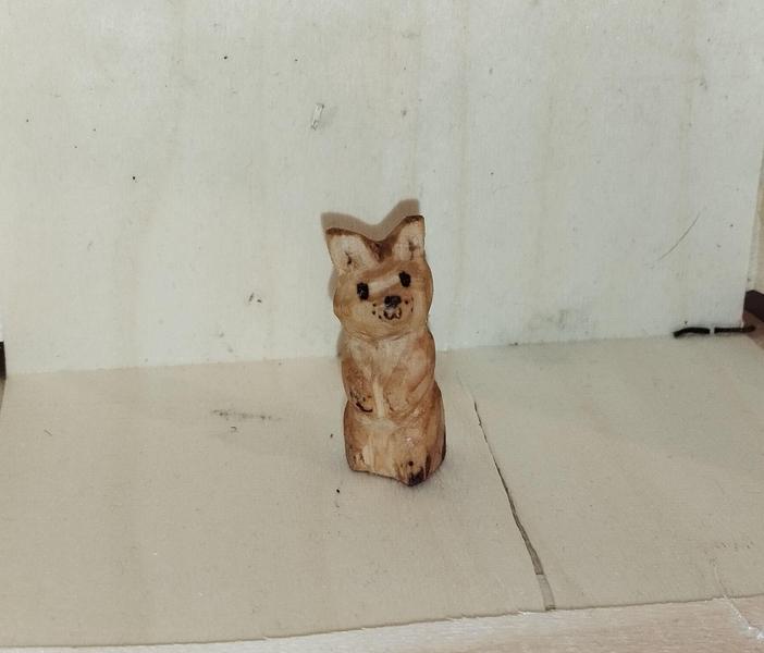 Un lapin suricate en bois