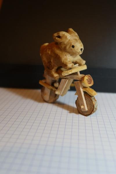 Sculpture en bois d'un lapin sur une moto 