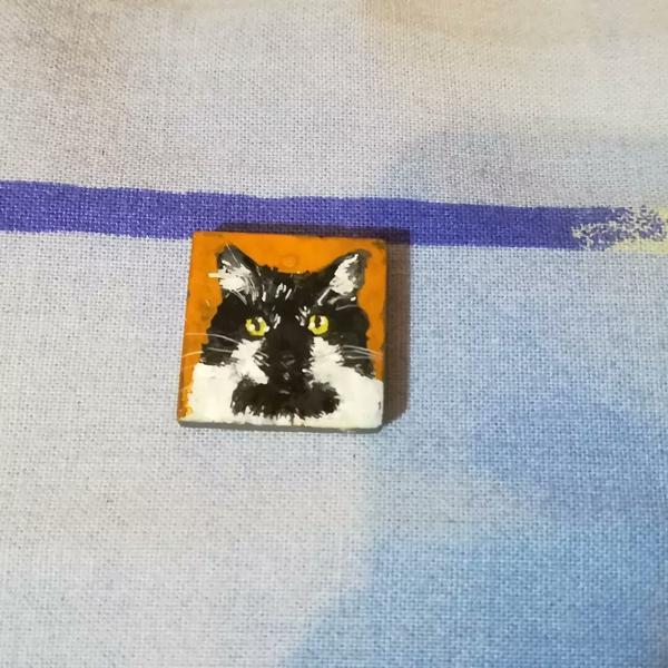 portrait de chat noir et blanc sur carré de mosaïque