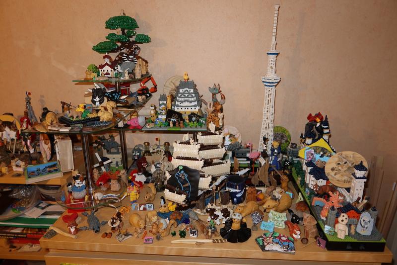 plein de sculptures d'animaux et des nanoblocks
