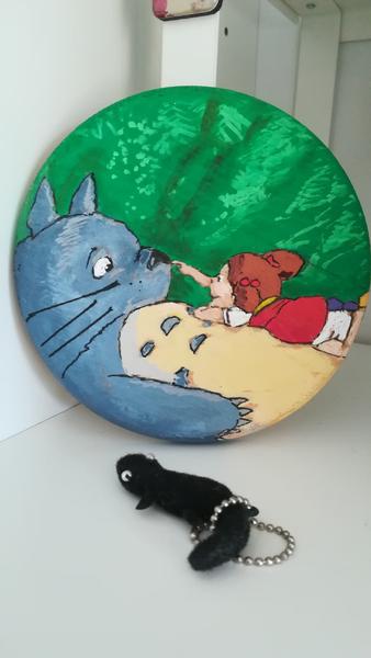 Dessin sur rond de bois représentant Mei sur Totoro 