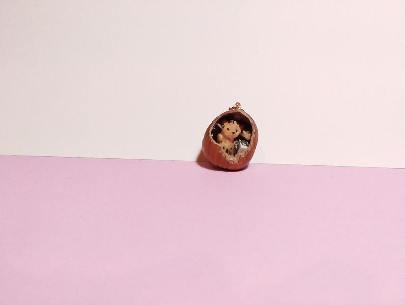 Pendentif noisette avec un renard dedans 