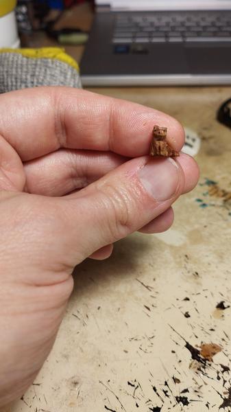Mini sculpture de chat en bois