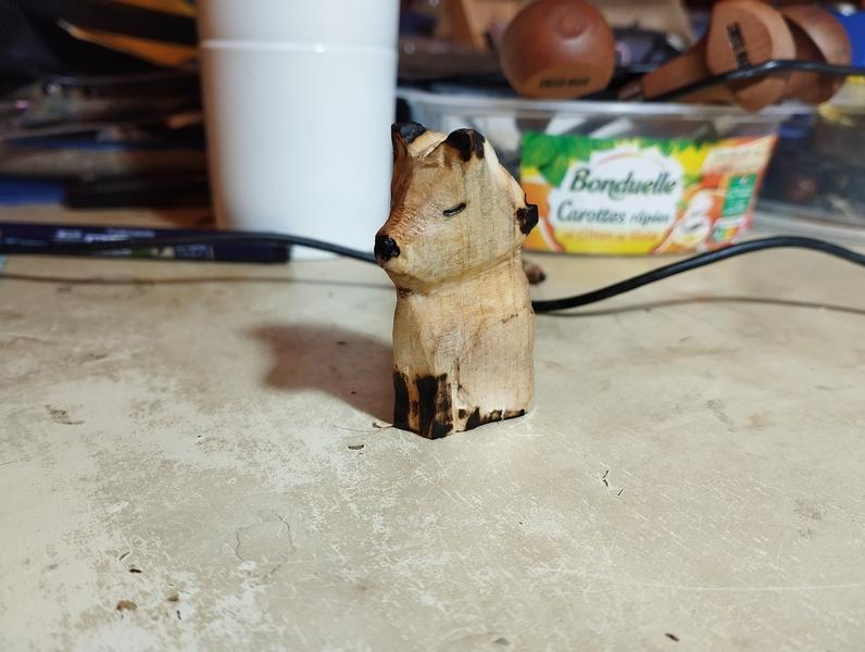 Sculpture en bois d'un renard assoupi 