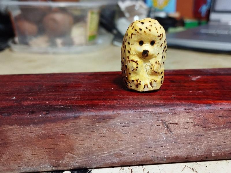 Un hérisson en bois, les piquants sont pyrogravés