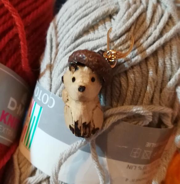 Stitch marker renard avec un béret fait avec une cupule de gland 