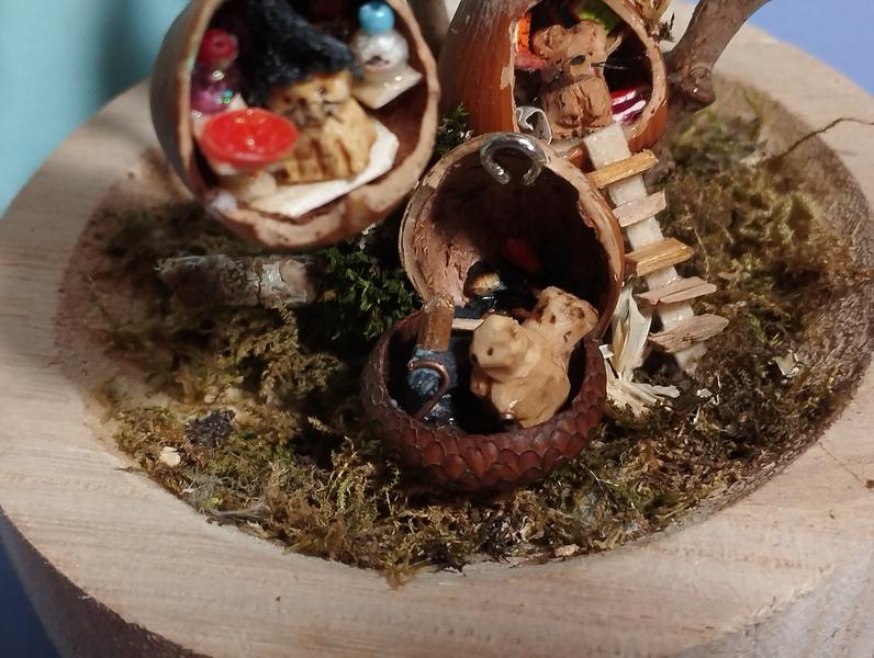 Vue sur la noisette de l'écureuil forgeron