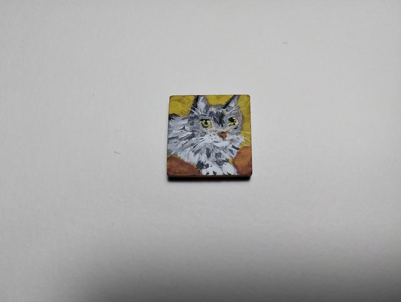 Petite peinture sur carré de mosaïque d'un chat gris blanc à poils longs et avec des patounes blanches