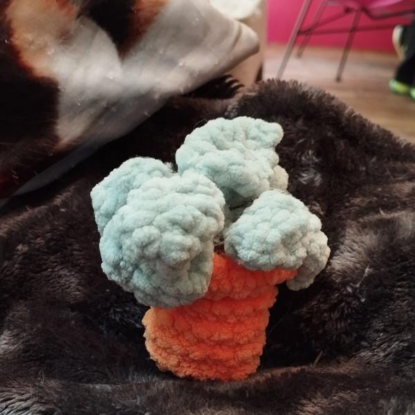 Une plante dans un pot. L'ensemble est crocheté. Les feuilles rappellent une plante grasse