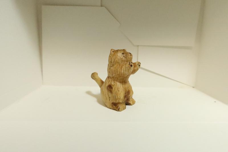 sculpture en bois d'un chat qui lève ses pattes avant