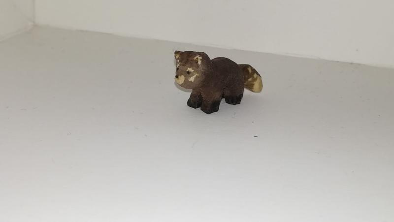 petite sculpture de panda roux