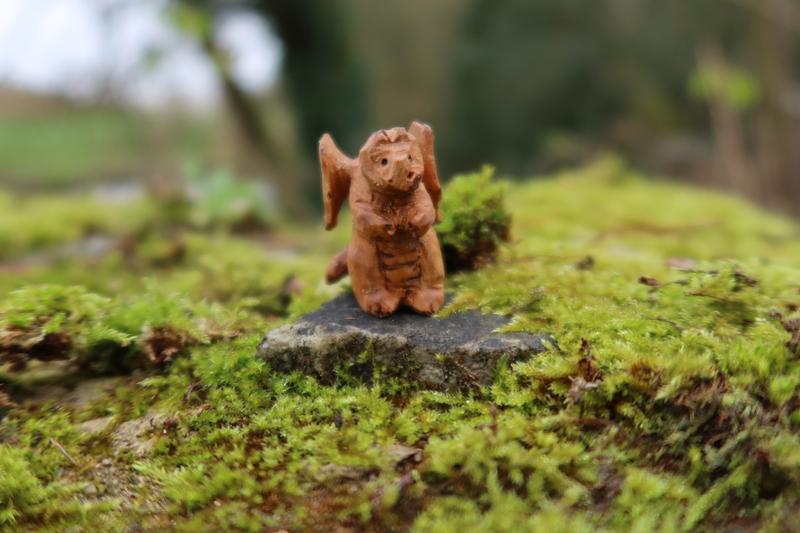 Le dragon, posé sur un muret plein de mousse