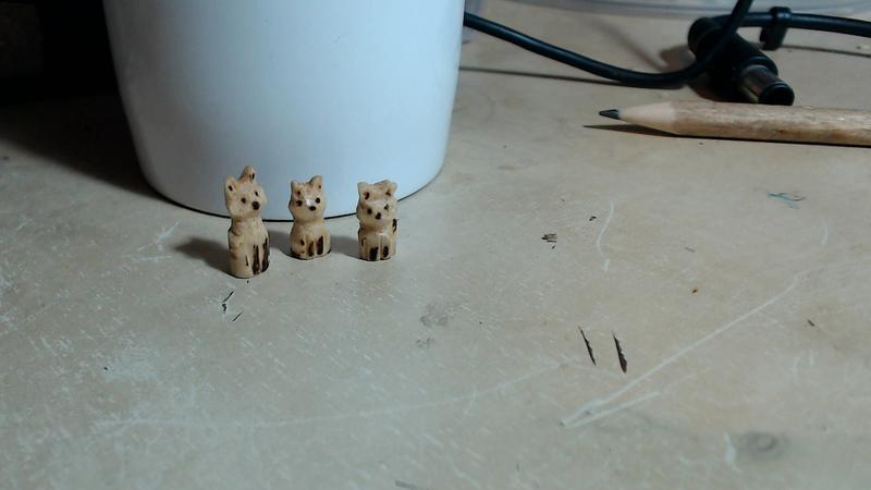 3 petites sculptures de chat en baguette de bambou pyrogravé