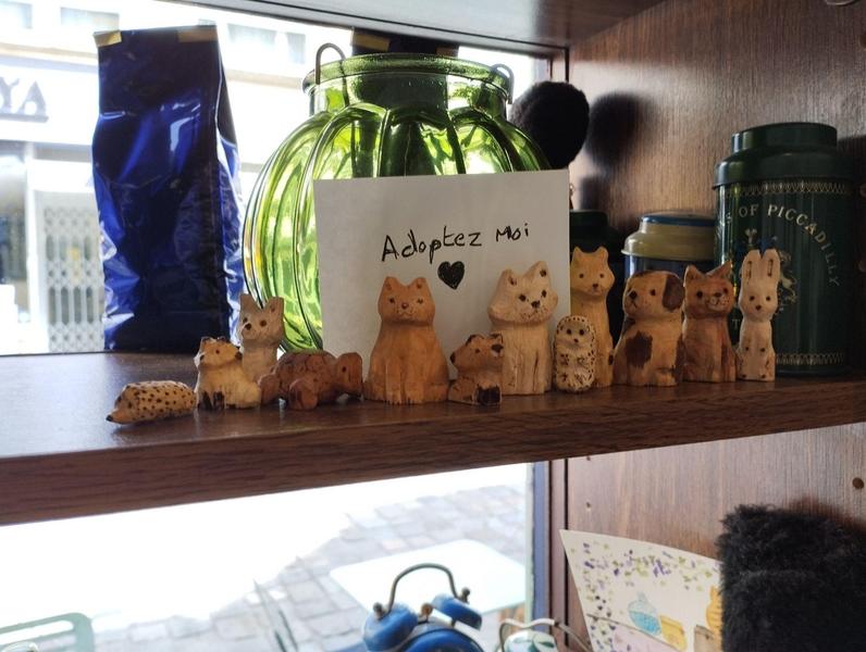 Photo de plusieurs sculptures d'animaux à adopter