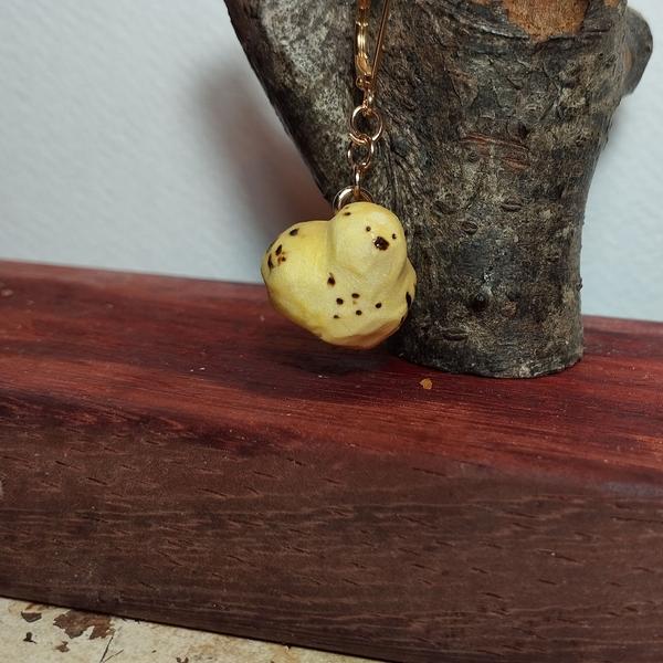 Le pendentif vu de race, l'oiseau est très rond