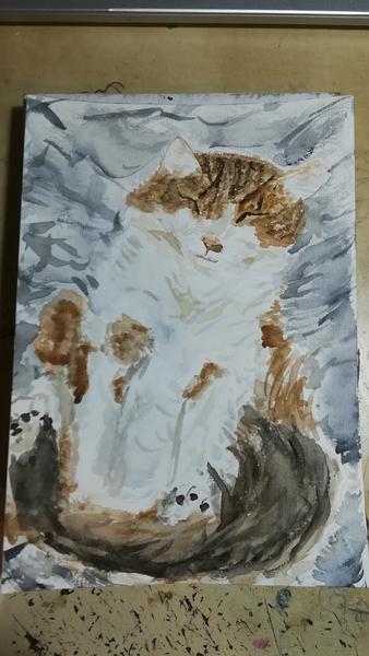 Aquarelle d'un chat tigré et blanc à poils longs. Il montre son ventre en étirant ses pattes avant 