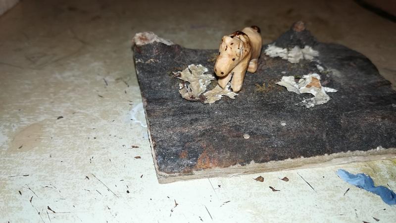 Une petite sculpture de poney en bois 