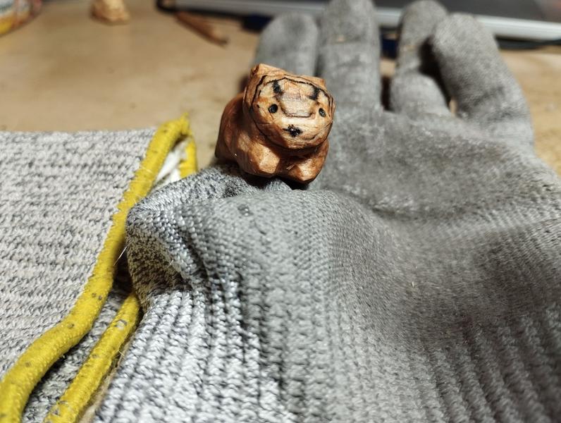 Sculpture de lapin vue de f3. Les marbrures forment deux sourcils qui donnent un air énervé