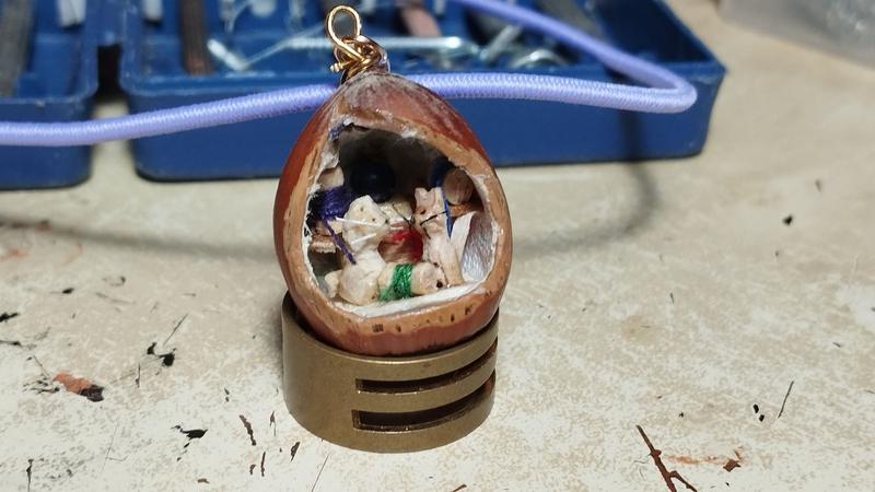 Gros plan sur la noisette, on y voit un chat, un rat et des bobines de fil