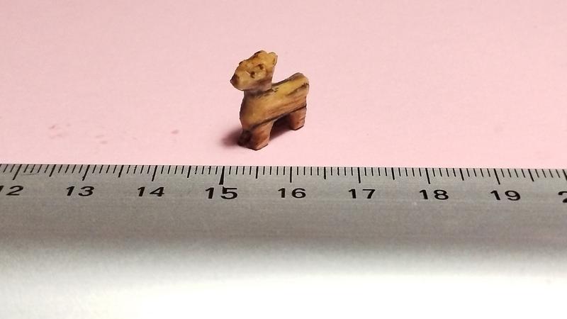 Un mini alpaga en bois. Il est à côté d'une règle et mesure 15mm de haut