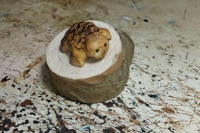 Une tortue en bois