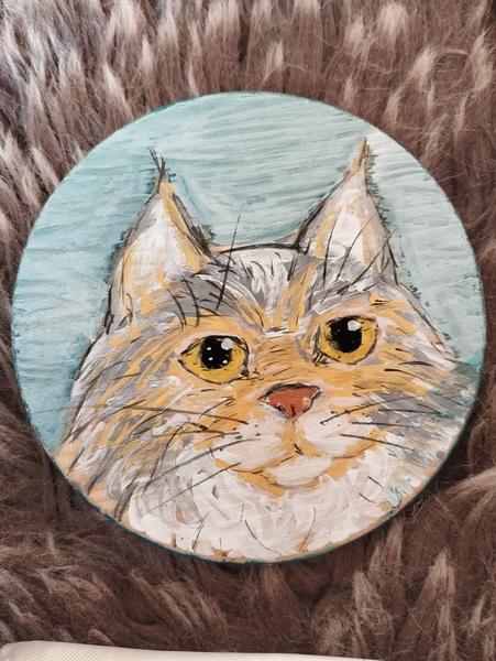Peinture du visage d'un chat gris, orangé et blanc à poils longs sur rond de bois 