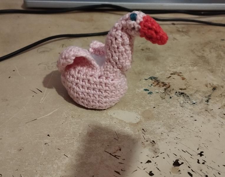 Un cygne rose fait au crochet 