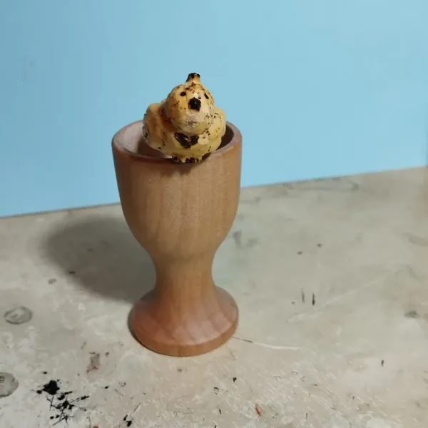 Une sculpture de poule sur un coquetier 