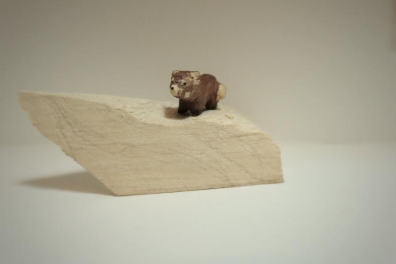 Mini sculpture de panda roux en bois 