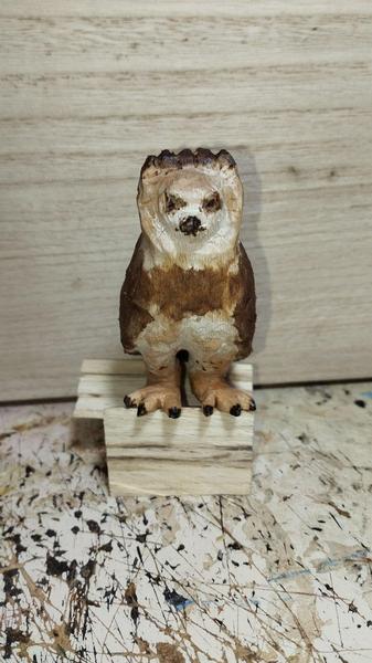 Une harpie féroce en bois, vue de face