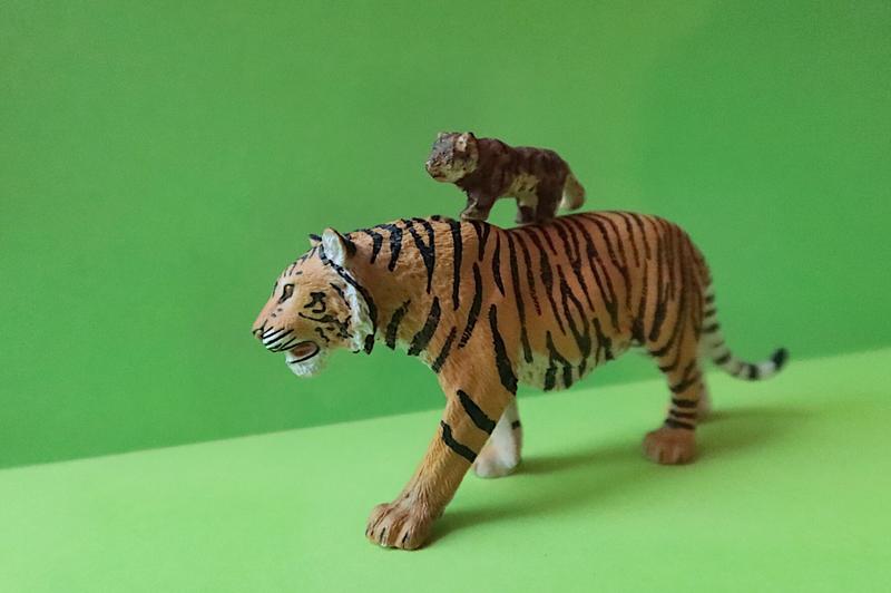 petite sculpture de tigre sur la figurine