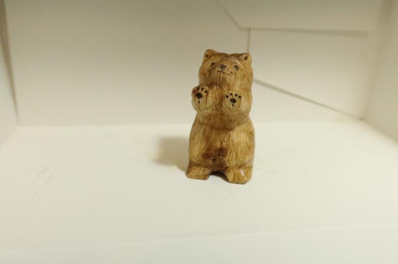 sculpture en bois d'un chat qui lève ses pattes avant