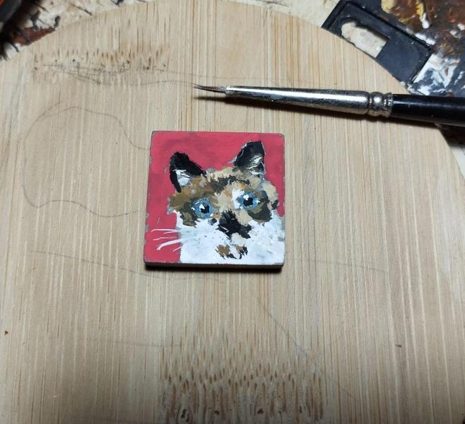 Un portrait de chatte calico sur carré de mosaïque