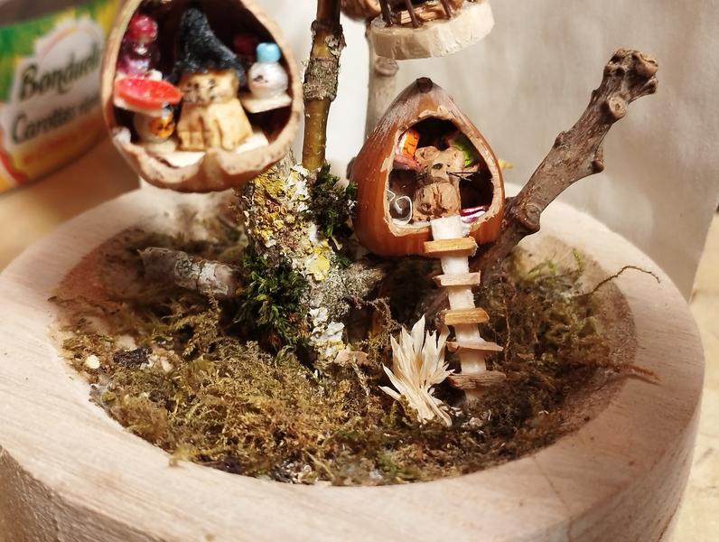 Une souris dans une noisette avec des livres